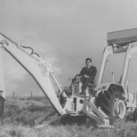 Promotion pour Ford au commande d'un tracto-pelle ! Promotion pour Ford au commande d'un tracto-pelle !
